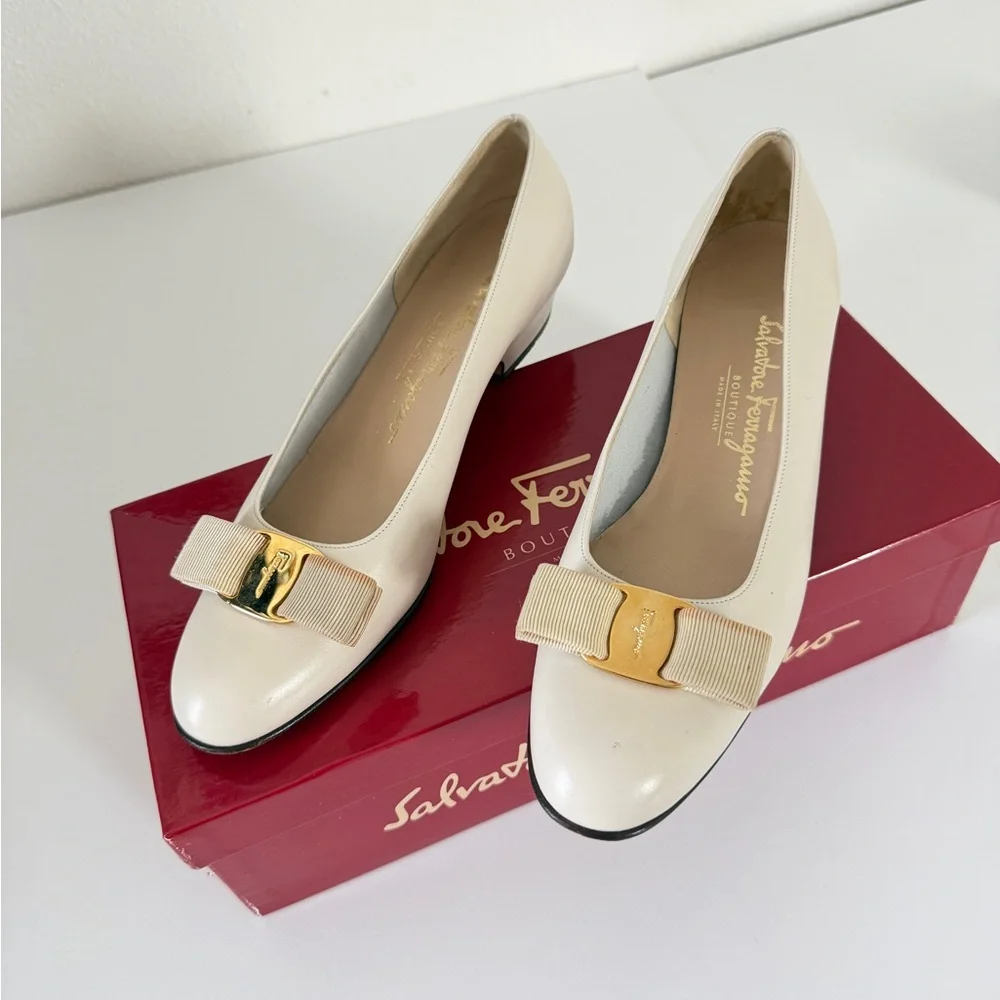 Salvatore Ferragamo Vara Bow Pumps Heel3’ Cream Gold Buckle Sz 7.5 Made In Italy - Picture 14 of 16
